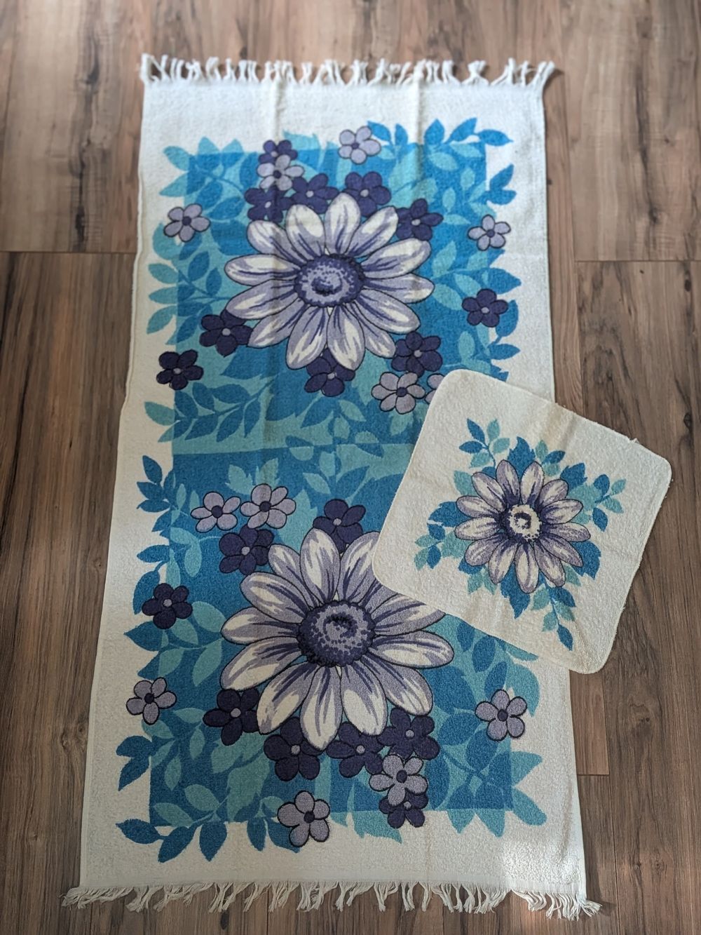 Vintage Cannon Vibrant Blue & White Floral Bath Towel Wash Cloth Set MCM Retro